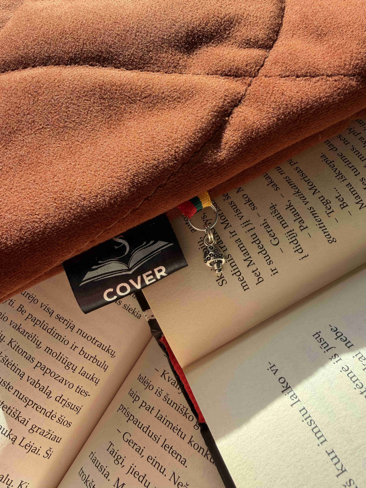 Book Sleeve „Autumn Chapters“ + 2 Bookmarks (For Free)