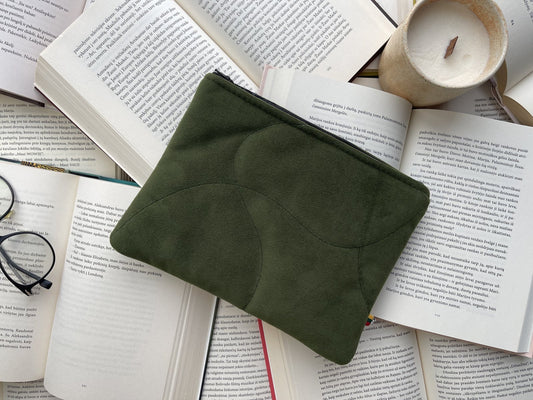Evergreen Pages – E-Reader Sleeve