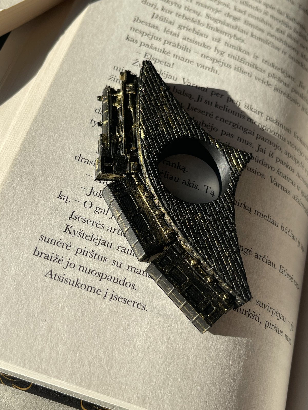 Page Holder “Dark Train”