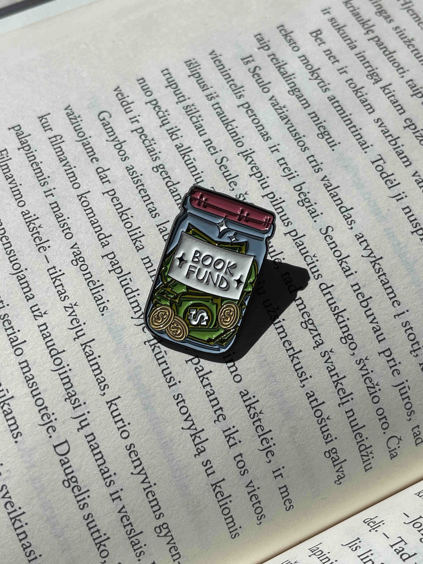 Pins "Book fund"