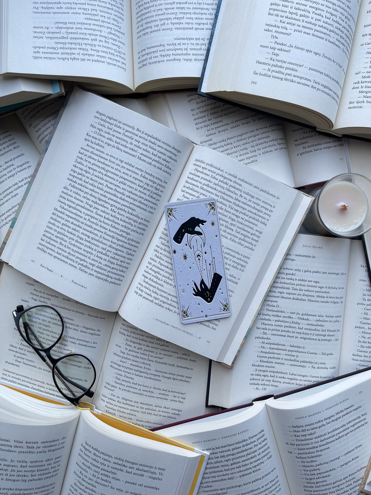 Bookmark "The World in our Hands"