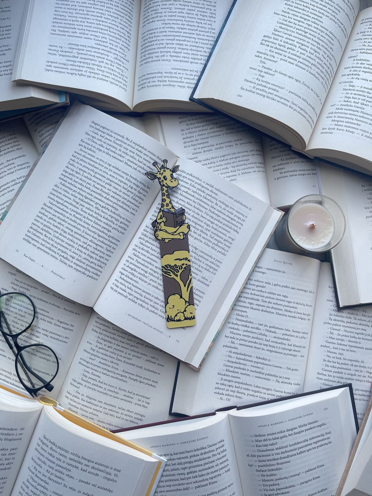 Bookmark "Giraffe with a book"