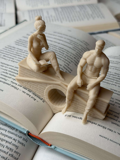 Page Holder "Reading Couple"