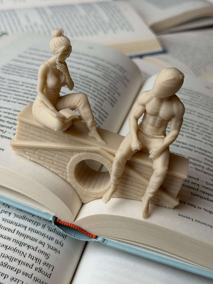 Page Holder "Reading Couple"
