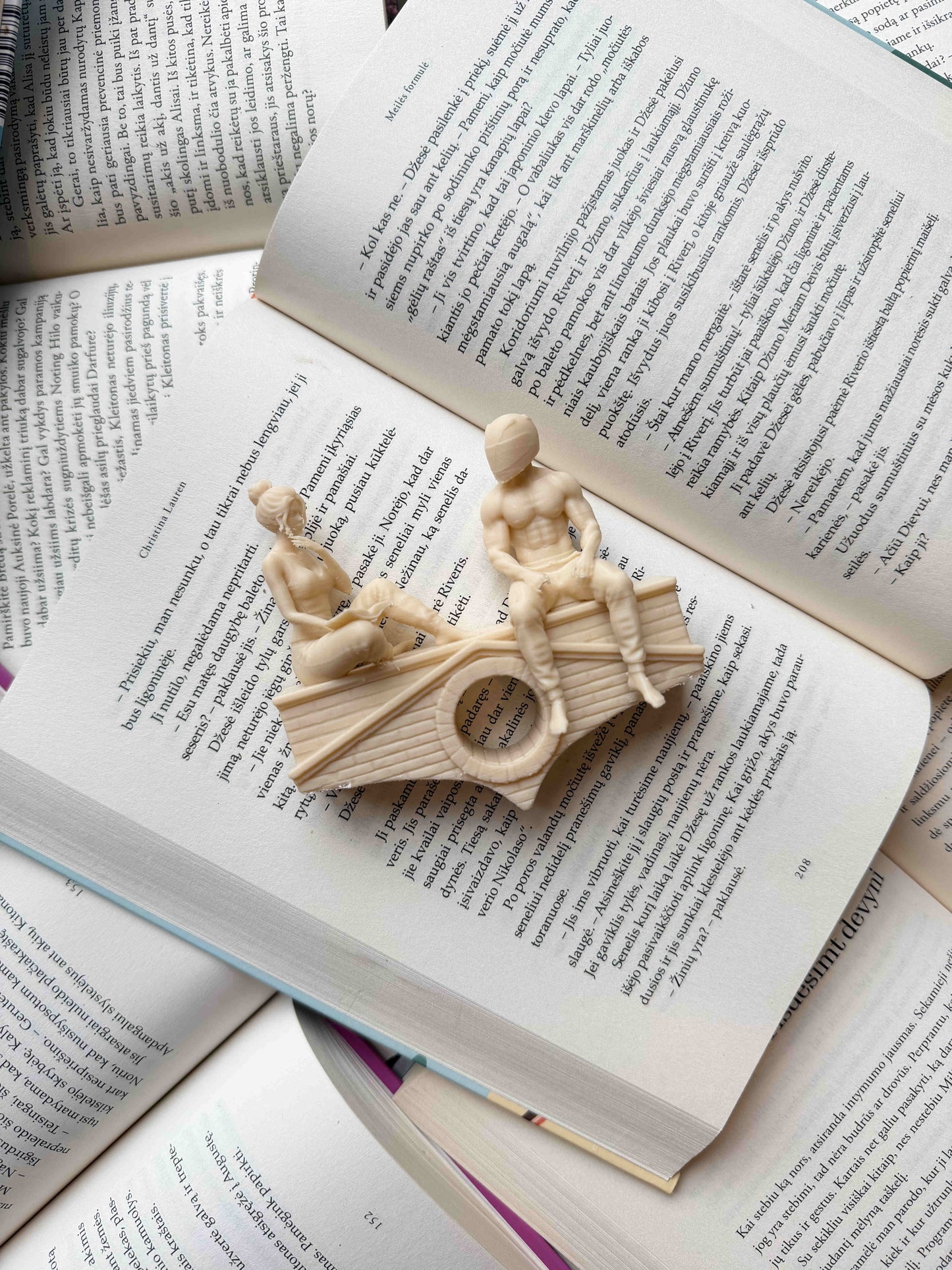 Page Holder "Reading Couple"