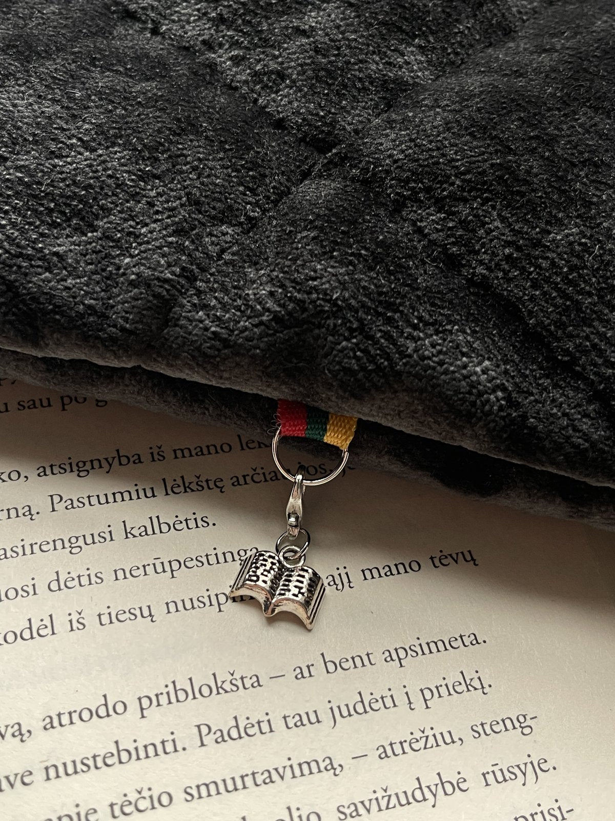 Dark Academia + 2 bookmarks (for free)