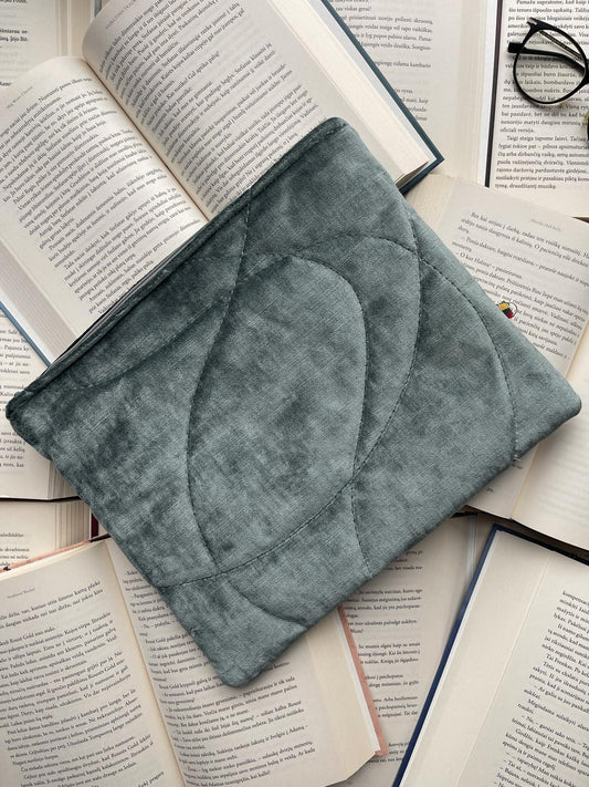 Misty Reads + 2 bookmarks (for free)