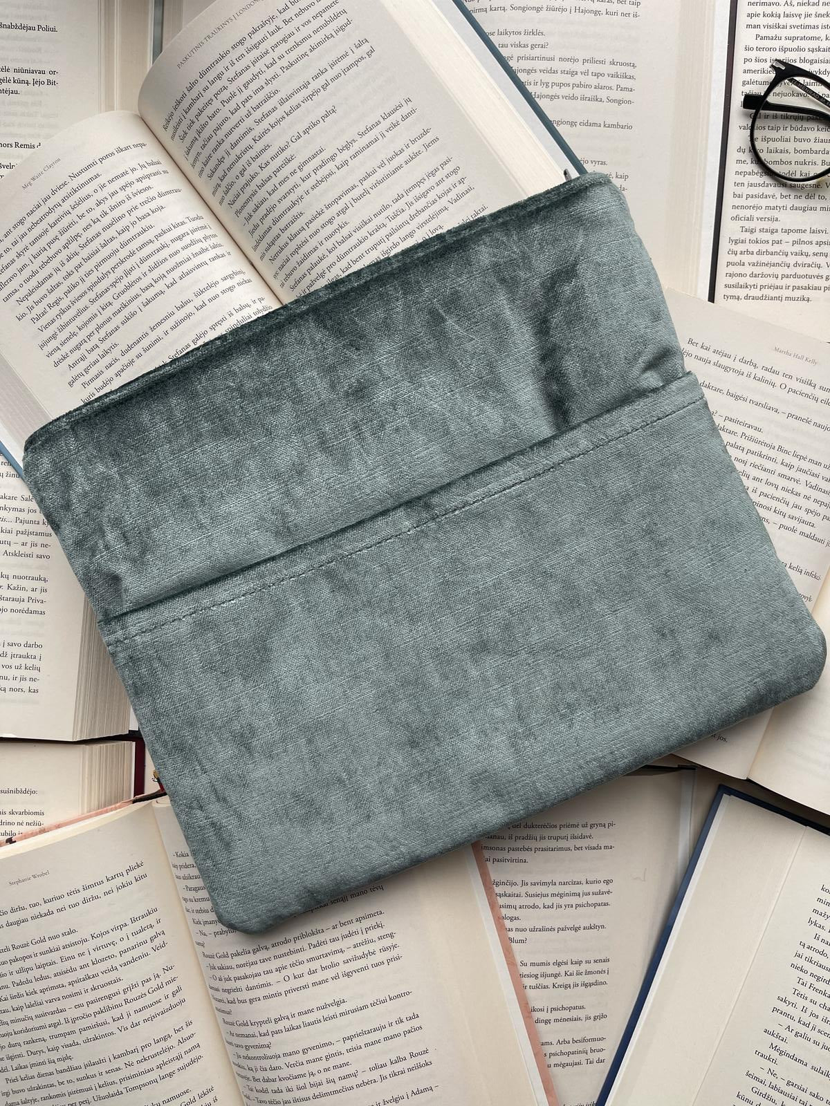 Misty Reads + 2 bookmarks (for free)