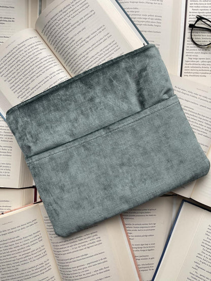 Misty Reads + 2 bookmarks (for free)