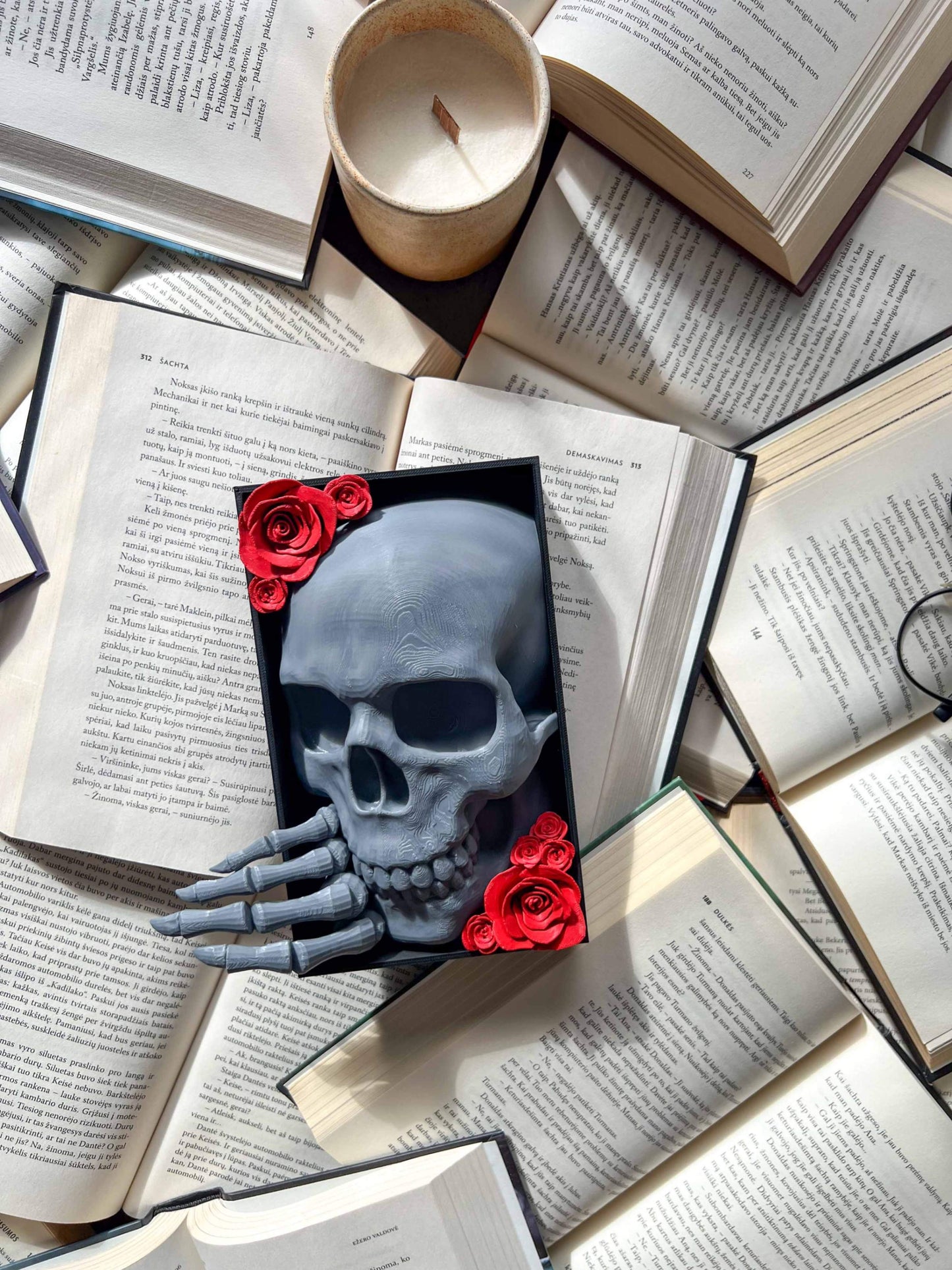 Booknook "Skull and Roses"