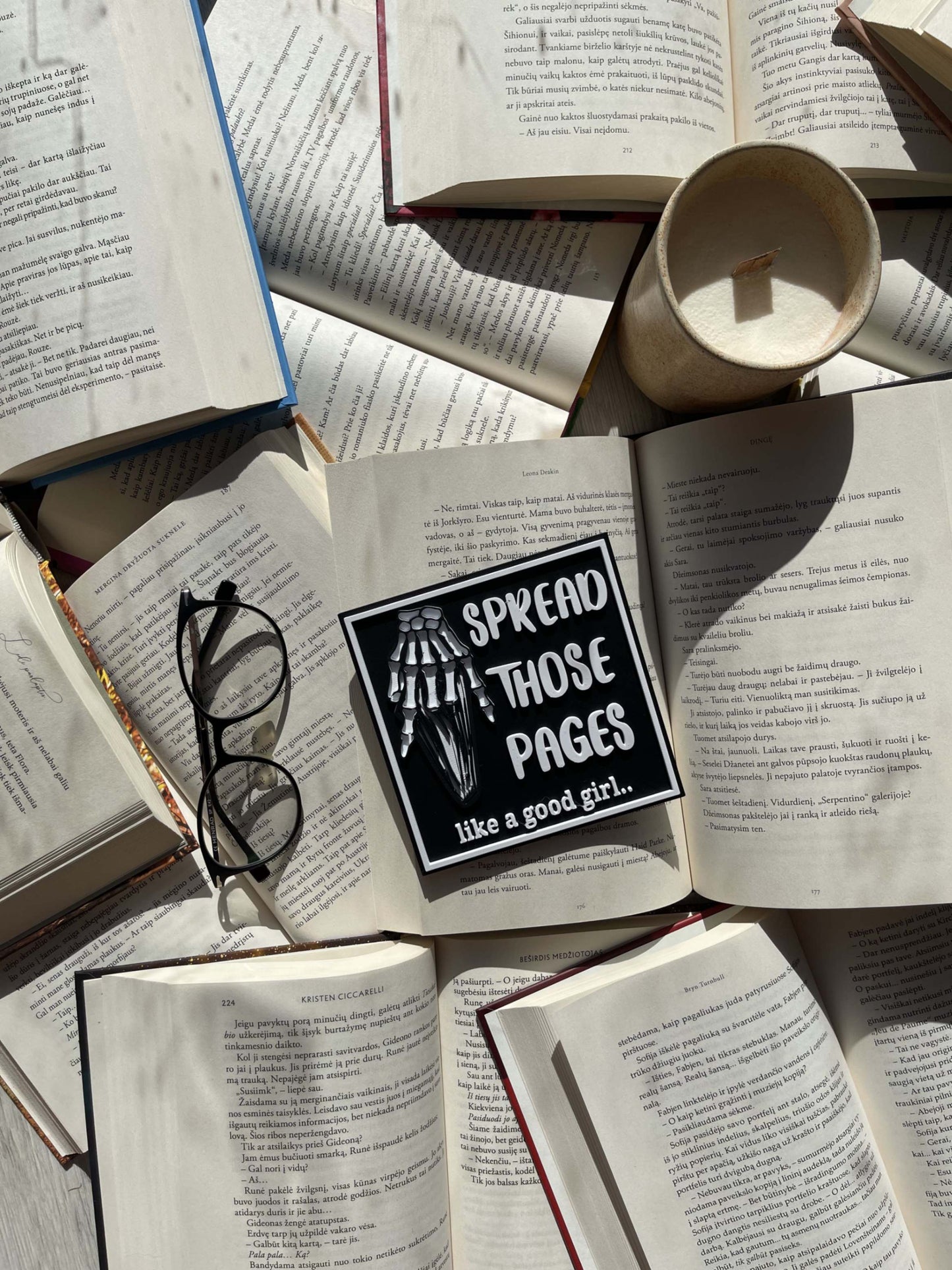 Dekoracija "Spread Those Pages"